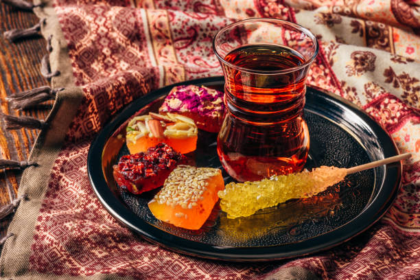 té en armudu con delicia oriental - nobody tablecloth cup saucer fotografías e imágenes de stock