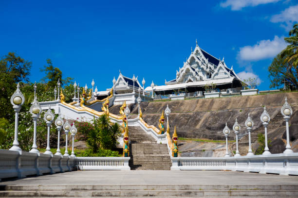 krabi wat kaew korawaram tempel - wat blue ancient old stock-fotos und bilder