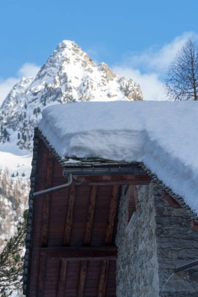 istock Thick snow accumulated on the roof 1007203322