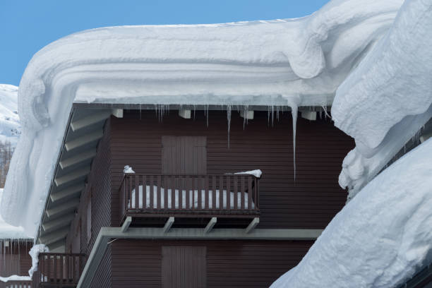 густой снег, скопившийся на крыше - thick snow стоковые фото и изображения