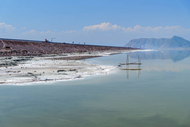 grobla nad jeziorem słonym urmia. iran - lake urmia zdjęcia i obrazy z banku zdjęć