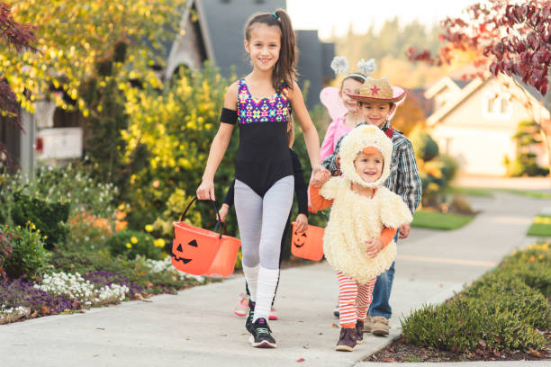 istock Multiethnic group of kids trick or treating 1007254534