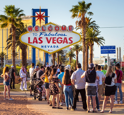 Crowds In Front Of The Iconic Welcome To Fabulous Las Vegas Sign
