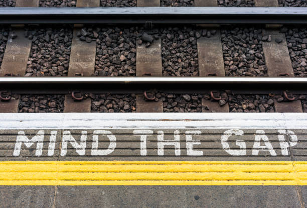 mente la brecha muestra en una plataforma de la estación de metro de londres - divergent thinking fotografías e imágenes de stock