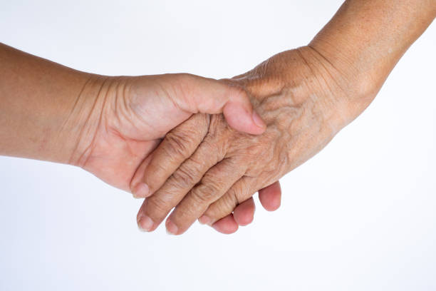 mano nella mano, figlia che tiene per mano sua madre isolata su sfondo bianco, concetto di linguaggio del corpo - heart shape cute valentines day nostalgia foto e immagini stock