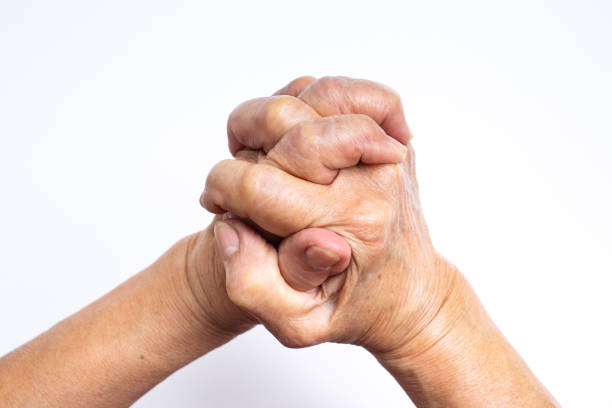 mano nella mano, donna anziana che tiene le mani isolate su sfondo bianco, concetto di linguaggio del corpo - heart shape cute valentines day nostalgia foto e immagini stock