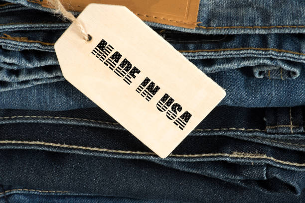 mangueira de jeans mit einem schild feita em estados unidos da américa - buy usa american culture made in the usa - fotografias e filmes do acervo