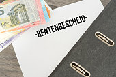 euro-geldscheine-ein-ordner-und-ein-rentenbescheid.jpg?b=1&s=170x170&k=20&c=fYM2v6xLG0sKynM9gBZtWI9Cx4Ev1puVq5L6du1OdB4=