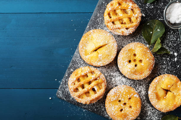 上から青の背景においしいミニりんごパイ。秋のデザート菓子。 - pie apple apple pie dessert ストックフォトと画像