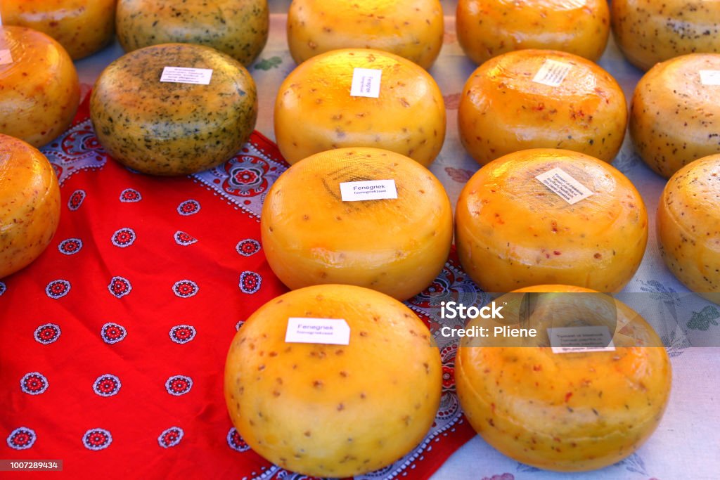 Holländischer Käse auf einem Bauernmarkt (2/4) - Lizenzfrei Abnehmen Stock-Foto