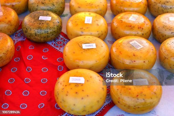 Holländischer Käse Auf Einem Bauernmarkt Stockfoto und mehr Bilder von Abnehmen - Abnehmen, Agrarbetrieb, Europa - Kontinent