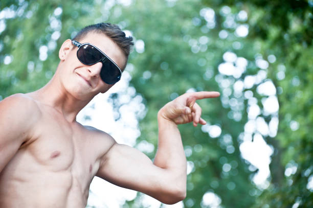 公共の公園 (ボディ ビルディング) をトレーニング サングラスの若い男 - body building weight training muscular build human muscle ストックフォトと画像