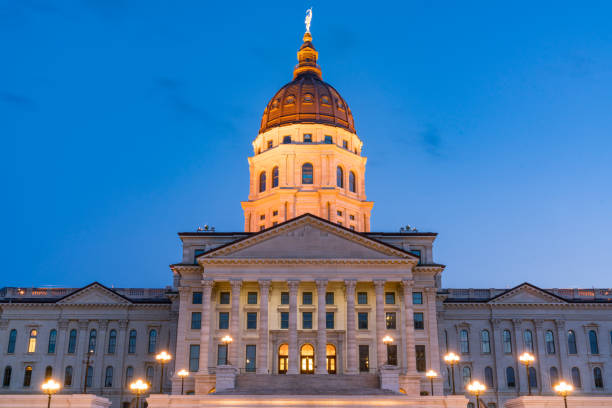 edifício de capital de estado de kansas à noite - kansas topeka state capital - fotografias e filmes do acervo