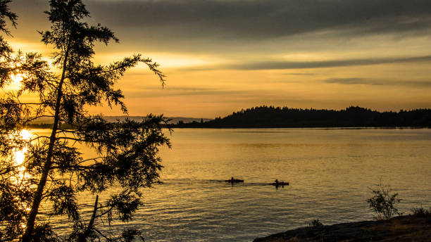 canoístas ao pôr do sol no parque estadual de wayfarers - wayfarers - fotografias e filmes do acervo