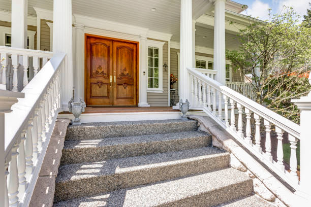 istock Entrance to a luxury country home with wrap-around deck. 1007308384