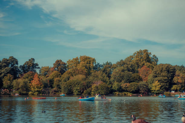 istock Lake in Victoria Park in Eastern London 1007310016