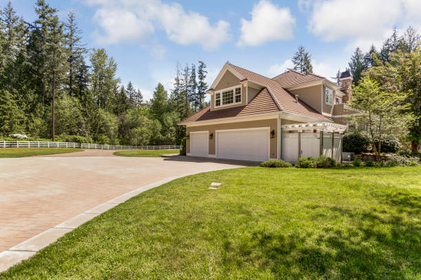 istock Outstanding country residence with a garage. 1007310364