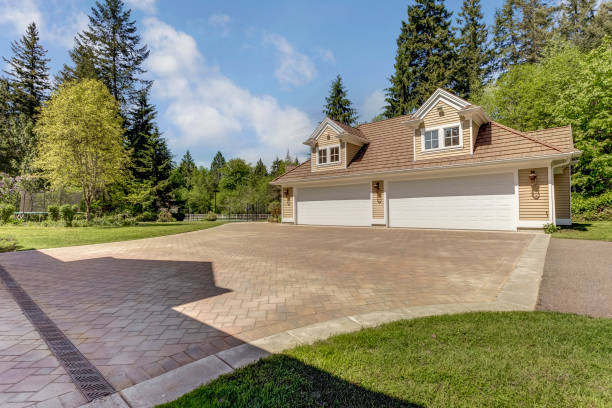 istock Outstanding country residence with a garage. 1007310816