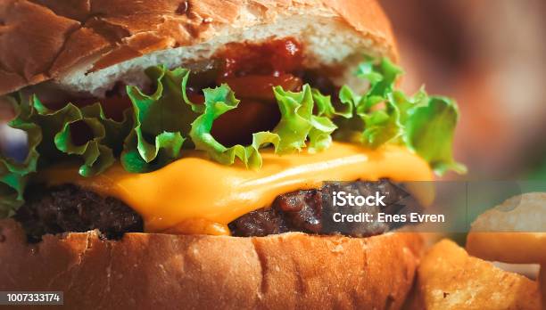 Photo libre de droit de Gros Plan Hamburger De Fastfood banque d'images et plus d'images libres de droit de Burger - Burger, Macrophotographie, Cheeseburger