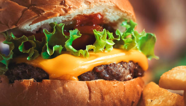 hamburger de close-up com fast-food - burger french fries cheeseburger hamburger - fotografias e filmes do acervo