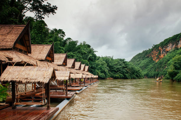 maison en bois de radeau flottant dans la rivière kwai à sai yok, kanchanaburi, thaïlande - kanchanaburi province travel asia forest photos et images de collection