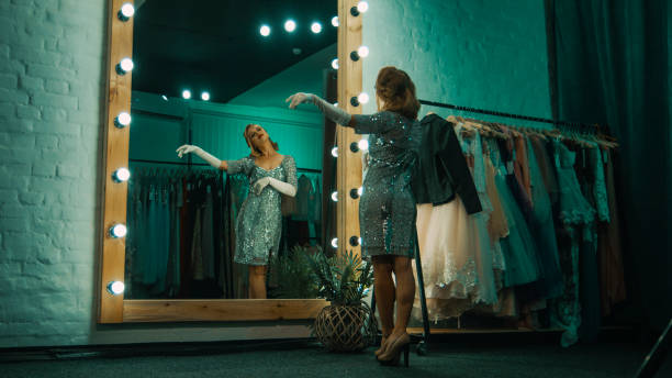 mujer elegante en el vestidor antes de mostrar - vestuario entre bastidores fotografías e imágenes de stock