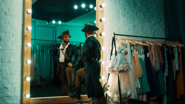 hombre en traje de pirata ensayando escena - vestuario entre bastidores fotografías e imágenes de stock