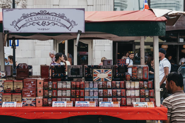 vielzahl von tees über verkauf einen marktstand in portobello road market, notting hill, london verkäufer sitzt neben ihm, menschen zu fuß auf den hintergrund. - english breakfast tea stock-fotos und bilder