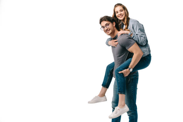 남자 친구 여자 친구와 흰색 절연 카메라를 보고 그들은 piggyback 주는 - boyfriend 뉴스 사진 이미지