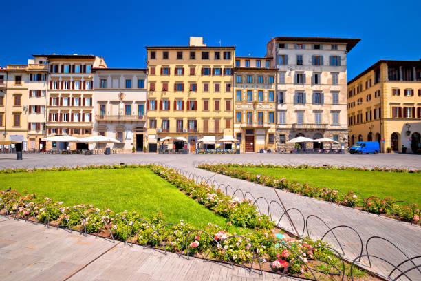 kolorowy plac piazza santa maria novella w widoku architektury florencji, region toskanii we włoszech - church of santa maria novella zdjęcia i obrazy z banku zdjęć
