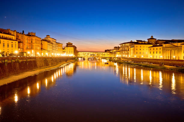мост понте веккьо и набережная реки арно во флоренции вечерний вид, регион тоскана в италии - 5419 стоковые фото и изображения