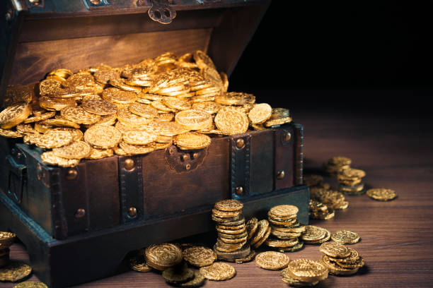 schatzkiste mit gold-münzen - old treasure chest stock-fotos und bilder