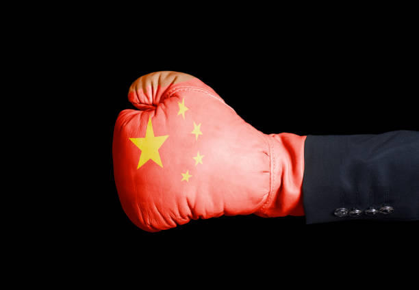 homme main dans le gant de boxe avec le drapeau de la chine - boxing glove battle business fighting photos et images de collection