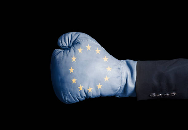 homme main dans le gant de boxe avec le drapeau de l’union européenne - boxing glove battle business fighting photos et images de collection