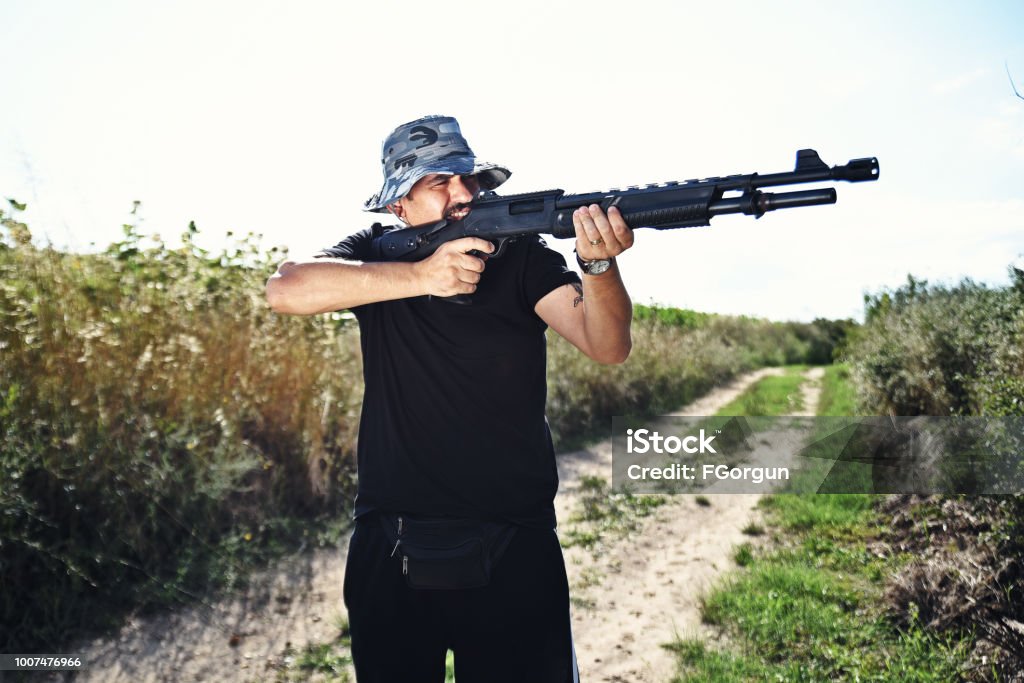 Männliche Jäger mit dem Ziel, seine Waffe und schießen wird vorbereitet - Lizenzfrei Ein Mann allein Stock-Foto Männliche Jäger mit dem Ziel, seine Waffe und schießen wird vorbereitet - Lizenzfrei Ein Mann allein Stock-Foto