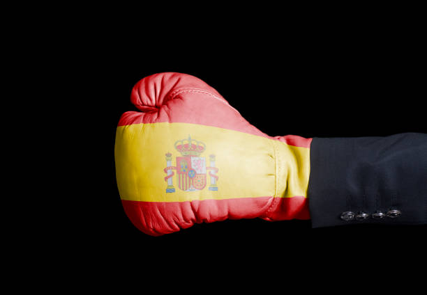 homme main dans le gant de boxe avec le drapeau de l’espagne - boxing glove battle business fighting photos et images de collection