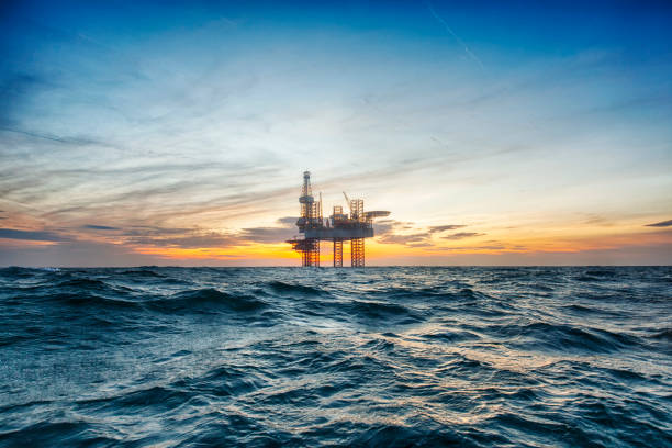 plataforma de perforación costa afuera al atardecer - oil rig sea drilling rig sunset fotografías e imágenes de stock
