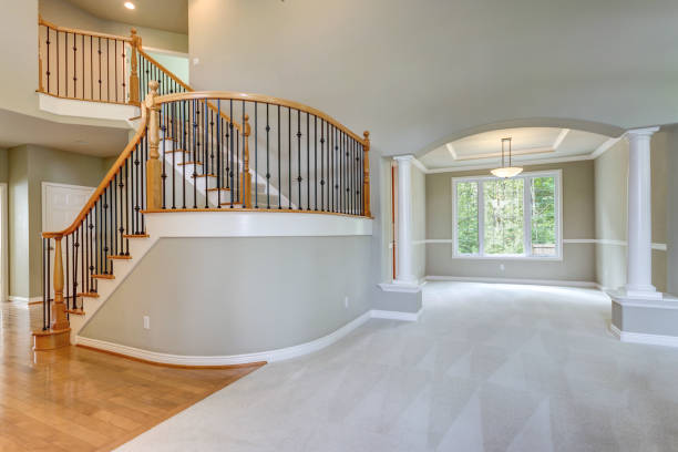istock Elegant interior with high ceiling and column detailing. 1007491812