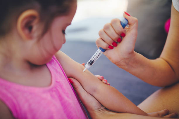 istock Mother injecting her daughter with diabetes 1007511100