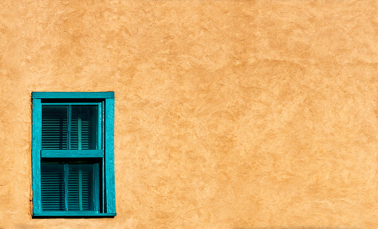 Ventana de estilo de color turquesa en Santa Fe photo