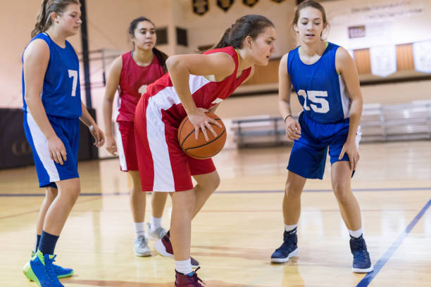 istock Girls high school basketball game 1007546486