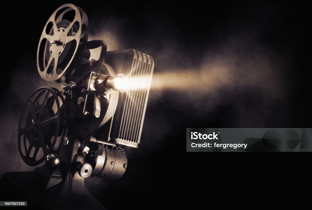 Filmprojektor auf dunklem Hintergrund - Lizenzfrei Kinofilm Stock-Foto