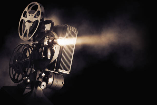 proyector de película sobre fondo oscuro - sala de cine fotos fotografías e imágenes de stock
