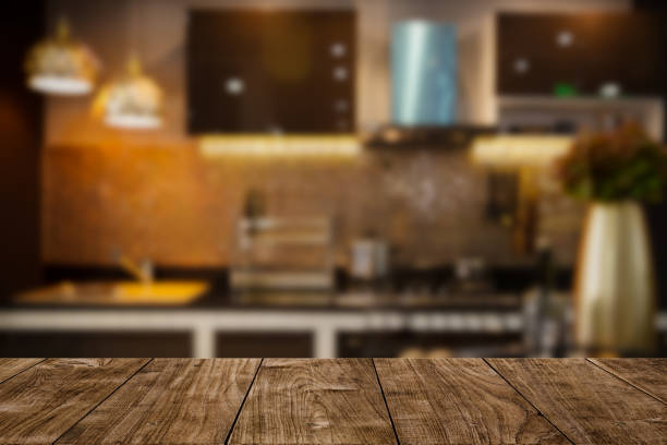 moderne luxus küche schwarz goldenen ton mit hölzernen tischplatte platz für anzeigen oder die montage ihrer produkte. - gourmet küche stock-fotos und bilder
