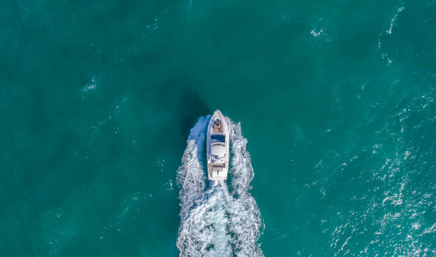 widok z lotu ptaka na plażę południową miami - sailing vessel zdjęcia i obrazy z banku zdjęć