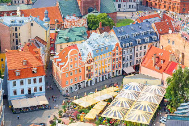 haut de la page vue aérienne de la vieille ville avec de beaux bâtiments colorés à riga, en lettonie. journée ensoleillée d’été. concept de tourisme en europe. - lettonie photos et images de collection