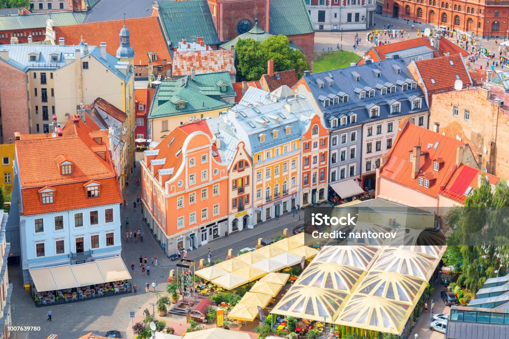 Superior vista aérea da cidade velha, com belos edifícios coloridos em Riga, Letônia. Dia ensolarado de verão. Conceito de turismo na Europa. - Foto de stock de Riga royalty-free