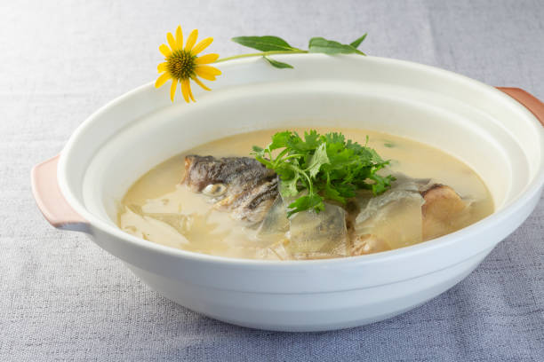 sopa de pescado  - caldo de pescado fotografías e imágenes de stock