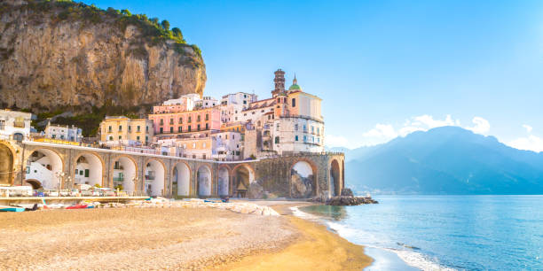 vista mattutina del paesaggio urbano di amalfi, italia - milan napoli foto e immagini stock