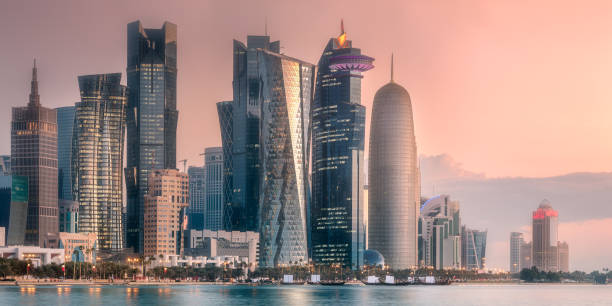 die skyline von west bay und doha city center - museum of islamic art doha stock-fotos und bilder